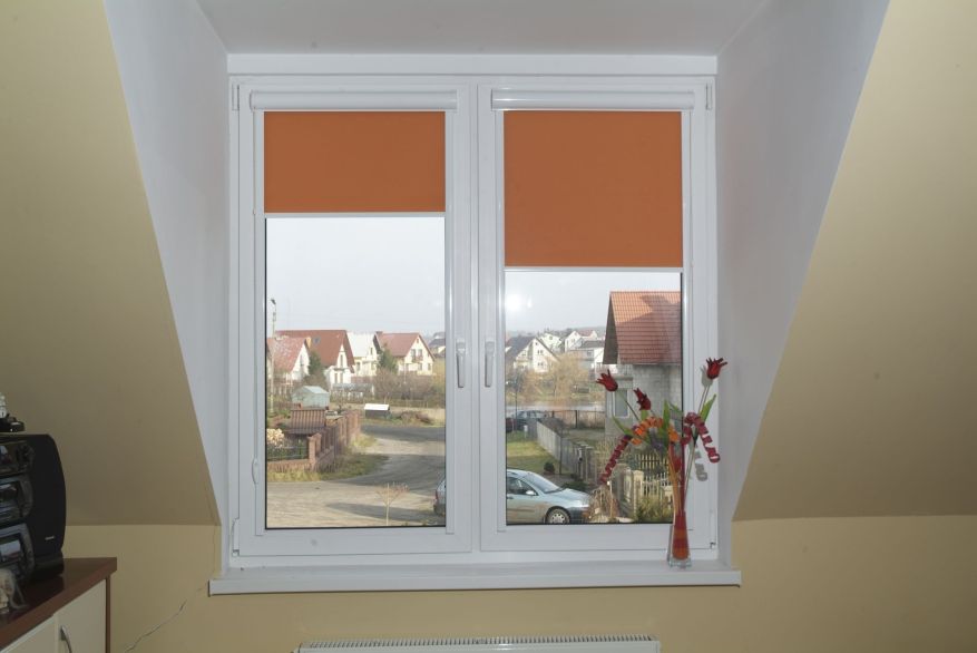 Cassette blinds with u-shaped side guides