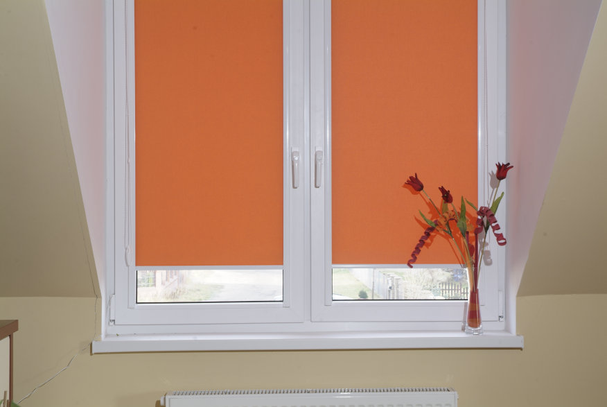Cassette blinds with u-shaped side guides