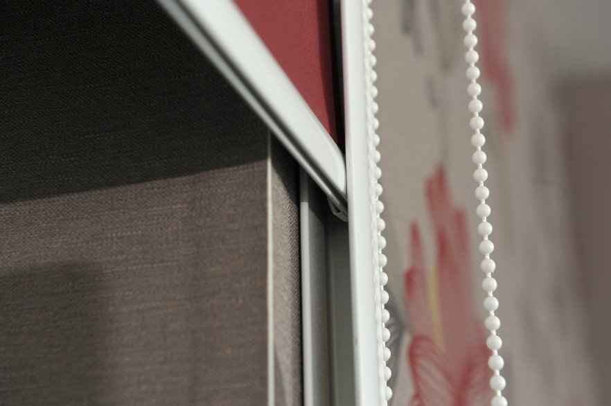 Cassette blinds with wall mounted side guides - Luisa