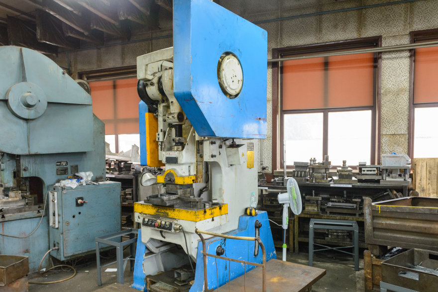 Blinds without cassette free-hanging