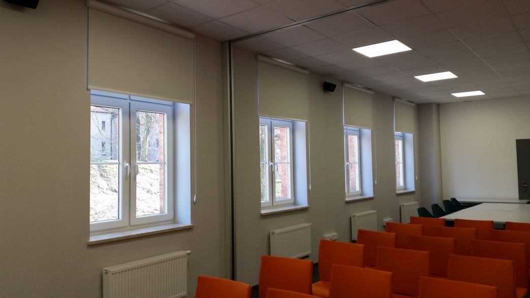 Cassette blinds with wall mounted side guides - Luisa