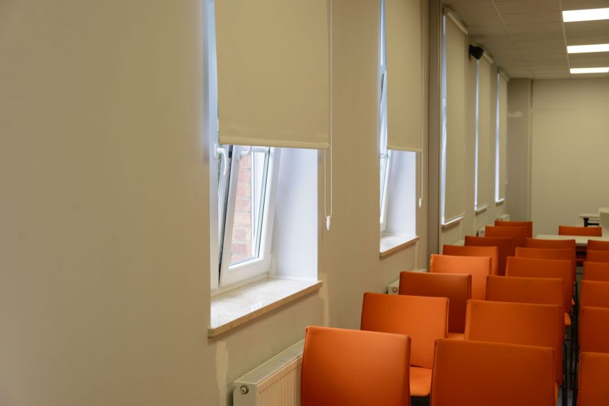 Cassette blinds with wall mounted side guides - Luisa