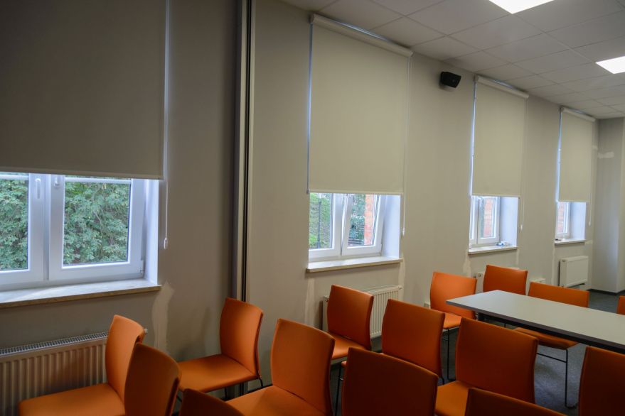 Cassette blinds with wall mounted side guides - Luisa