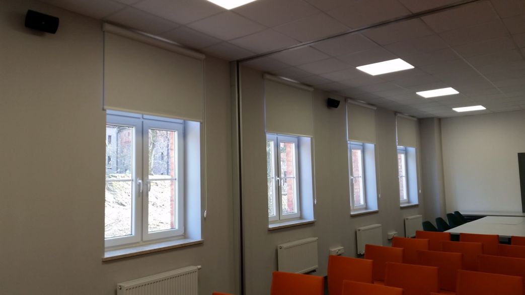 Cassette blinds with wall mounted side guides - Luisa